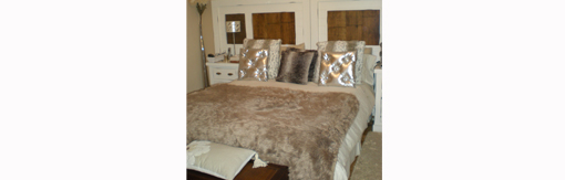 En el dormitorio han optado por colores más claros, colores que relajen