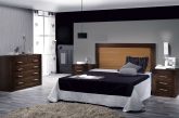Habitación con mueble de madera